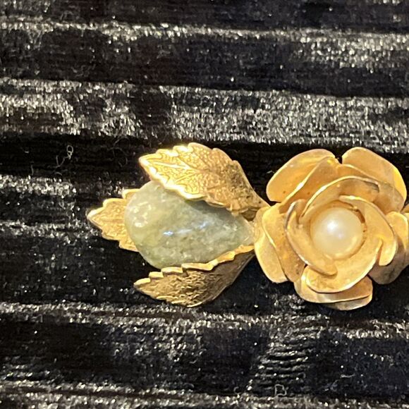 Vintage Gold Tone Jadeite Faux Pearl Rose Flower & Leaf Brooch Pin 2” - Picture 2 of 5
